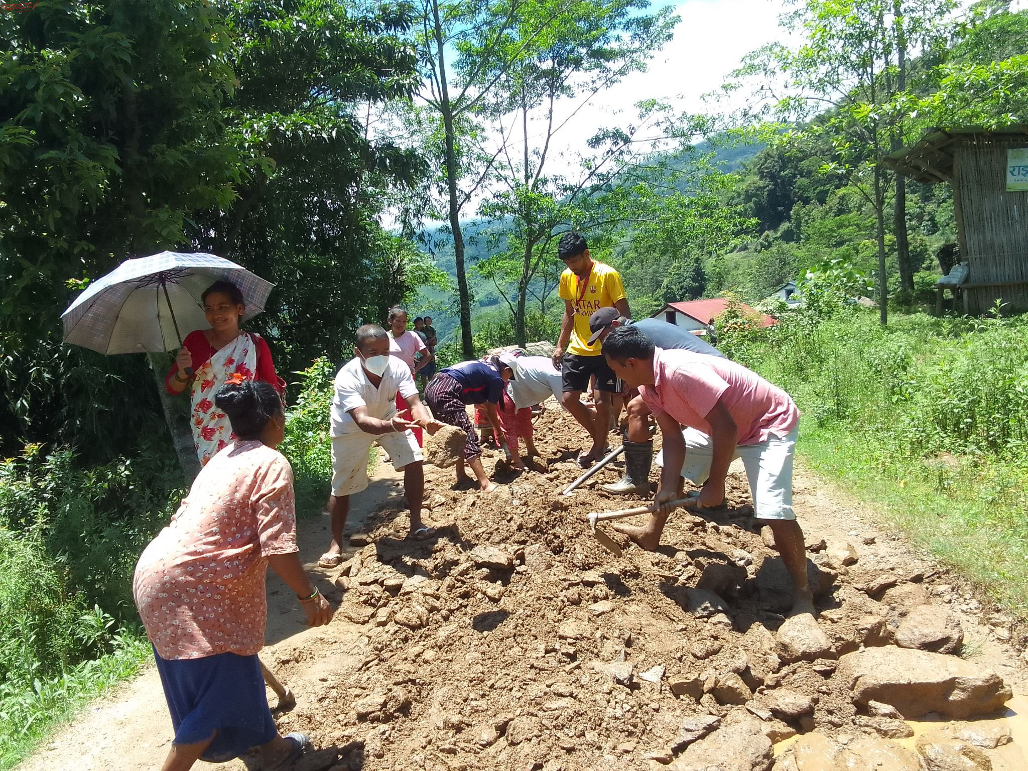 श्रमदानद्वारा सडक मर्मत गर्दै भोजपुरका सिके्रटारबासी