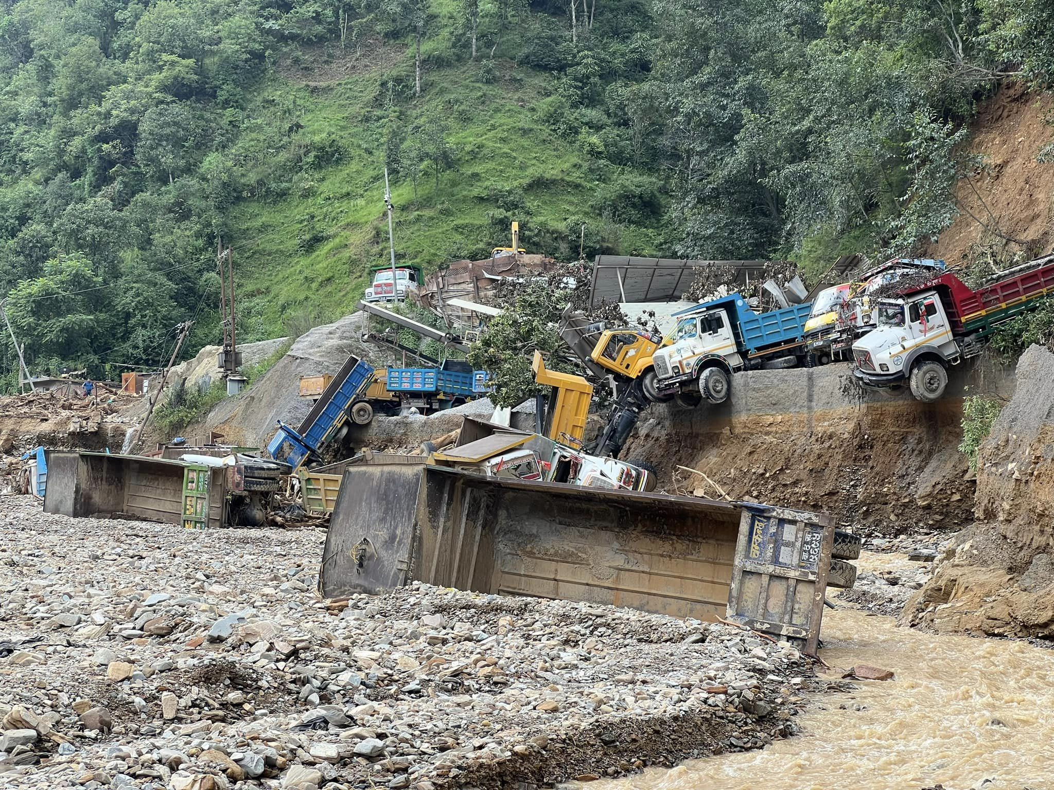 बाढीपहिरोबाट सार्वजनिक यातायातमा ७३ करोडको क्षति