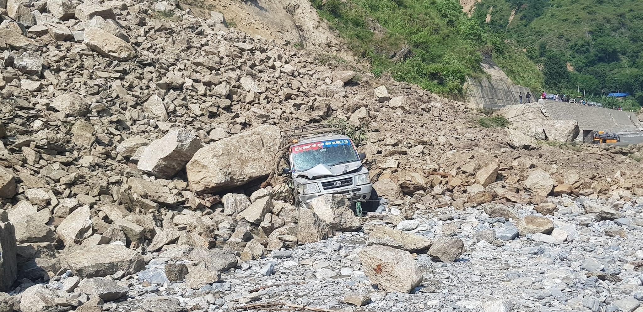 बिपी राजमार्ग पहिरोले पुनः अवरुद्ध