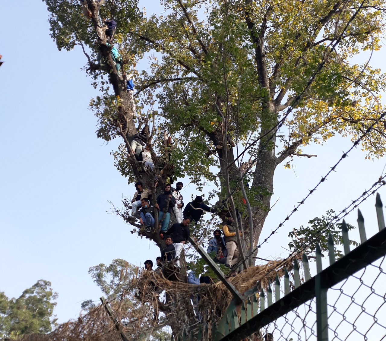 दर्शकको प्रवेश व्यवस्थित हुन नसक्दा मैदान बाहिर भीडभाड, नाराबाजी, ढुङ्गामुढा र लाठी चार्जसमेत