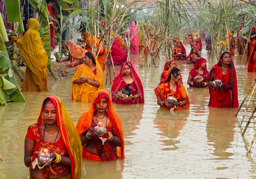 छठ पर्वको मुख्य दिन : अस्ताउँदो सूर्यलाई विधिपूर्वक अर्घ्य दिइँदै