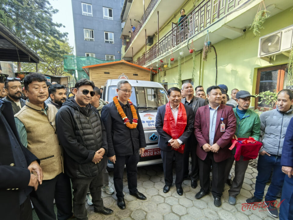 चिनियाँ दूतावासद्वारा ‘छत्रपाटी निःशुल्क चिकित्सालय’लाई विद्युतीय सवारी हस्तान्तरण