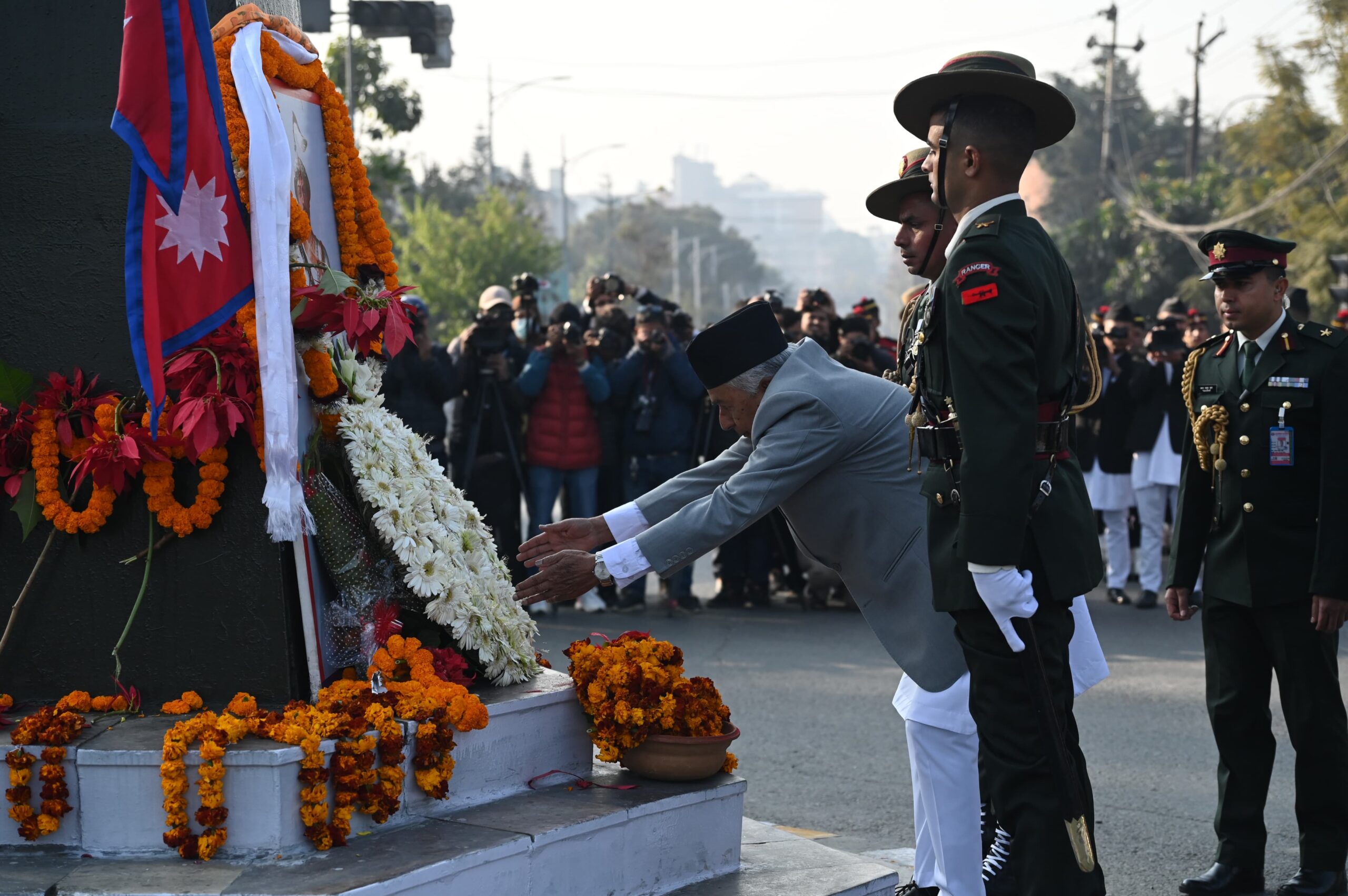 राष्ट्रपतिद्वारा पृथ्वीनारायणको शालिकमा माल्यार्पण