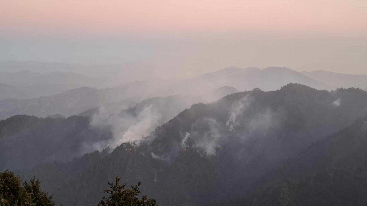 काभ्रेको महाभारत जङ्गलमा आगलागी नियन्त्रणमा नआउँदा सेना परिचालन, पर्यटकीय क्षेत्रमा जान रोक