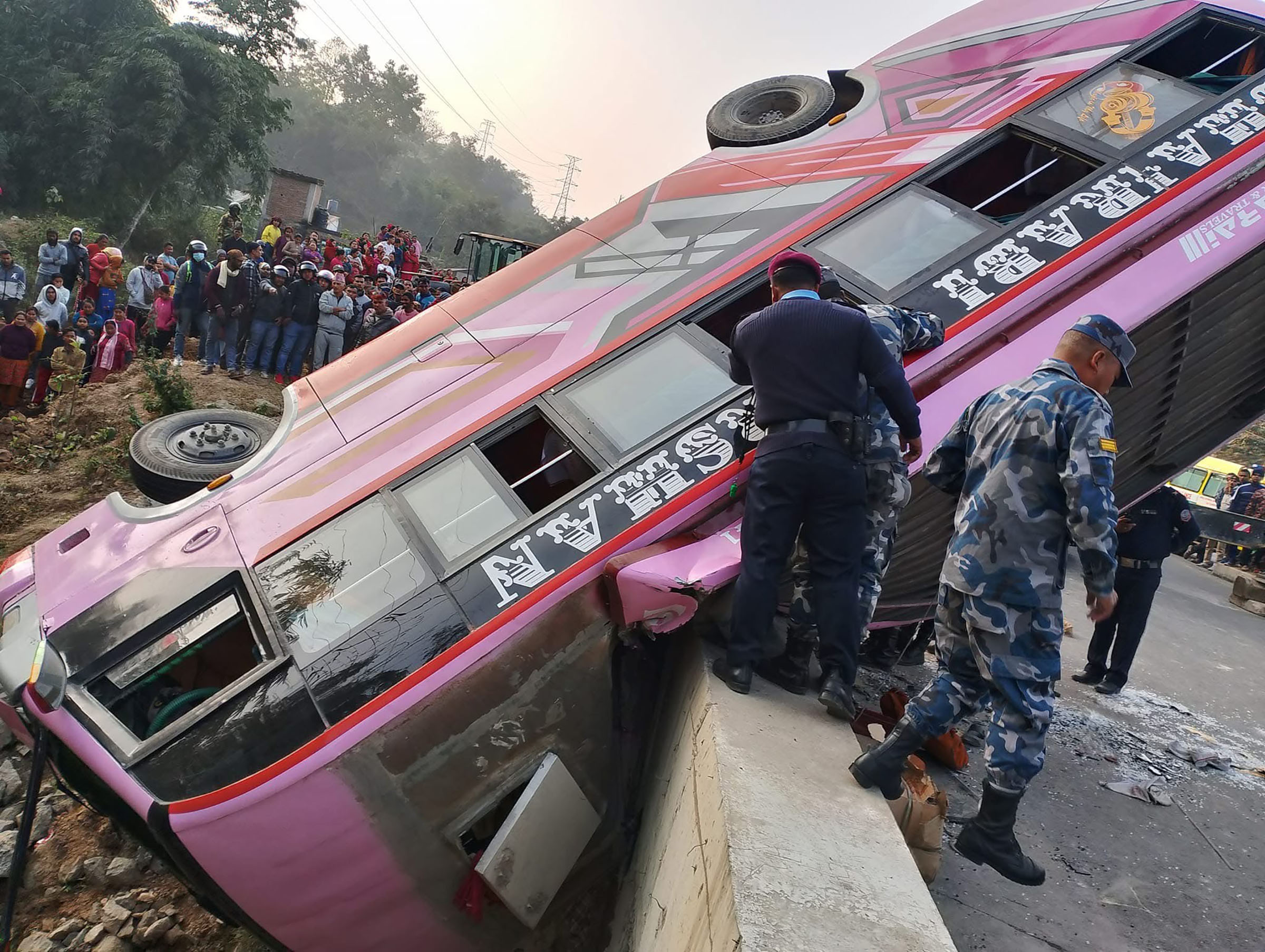 बस दुर्घटनामा एकको मृत्यु, १३ जना घाइते