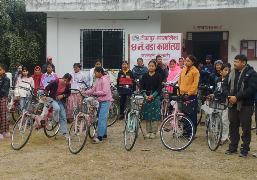 विपन्न समुदायका छात्रालाई वडा कार्यालयबाट साइकल सहयोग