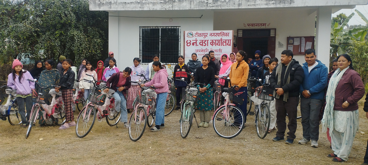 विपन्न समुदायका छात्रालाई वडा कार्यालयबाट साइकल सहयोग