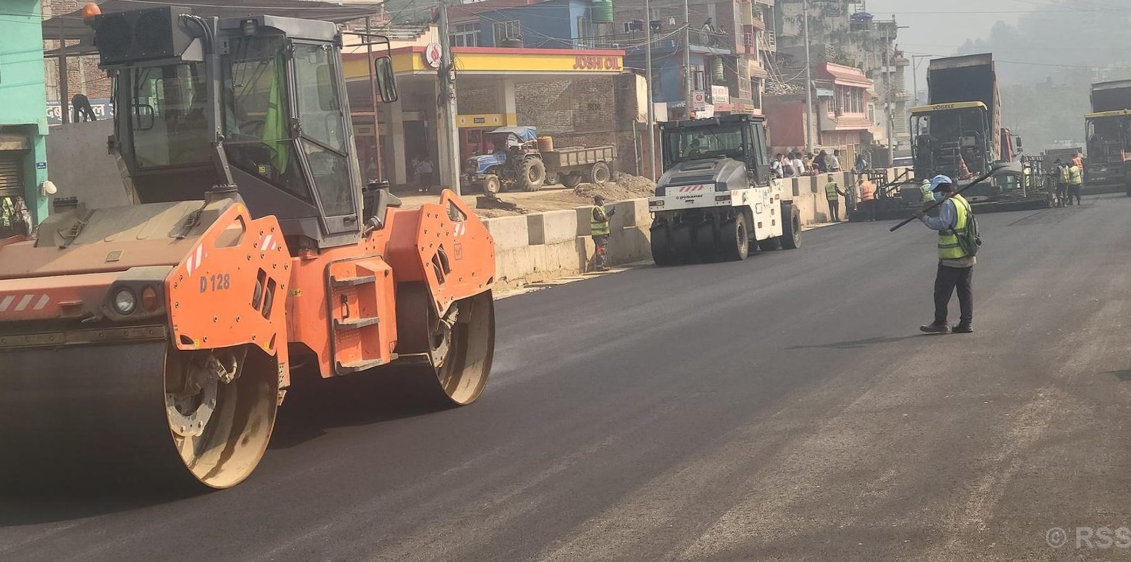 दमौली बजारस्थित बागबजार खण्डमा दोस्रो चरणको कालोपत्र सुरु