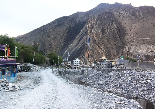 उपल्लो मुस्ताङमा लेक लागेर बिरामी परेका पर्यटकको उद्धार