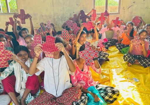 सेनेटरी प्याड बनाउन छात्रालाई तालिम