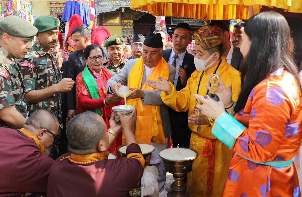 राष्ट्रपतिद्वारा बौद्धस्थित ल्हाखाङ गुम्बामा पूजा, आराधना