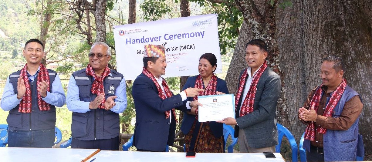 रोशी आधारभूत अस्पतालको अस्थायी संरचना (मेडिकल क्याम्प किट) गाउँपालिकालाई हस्तान्तरण