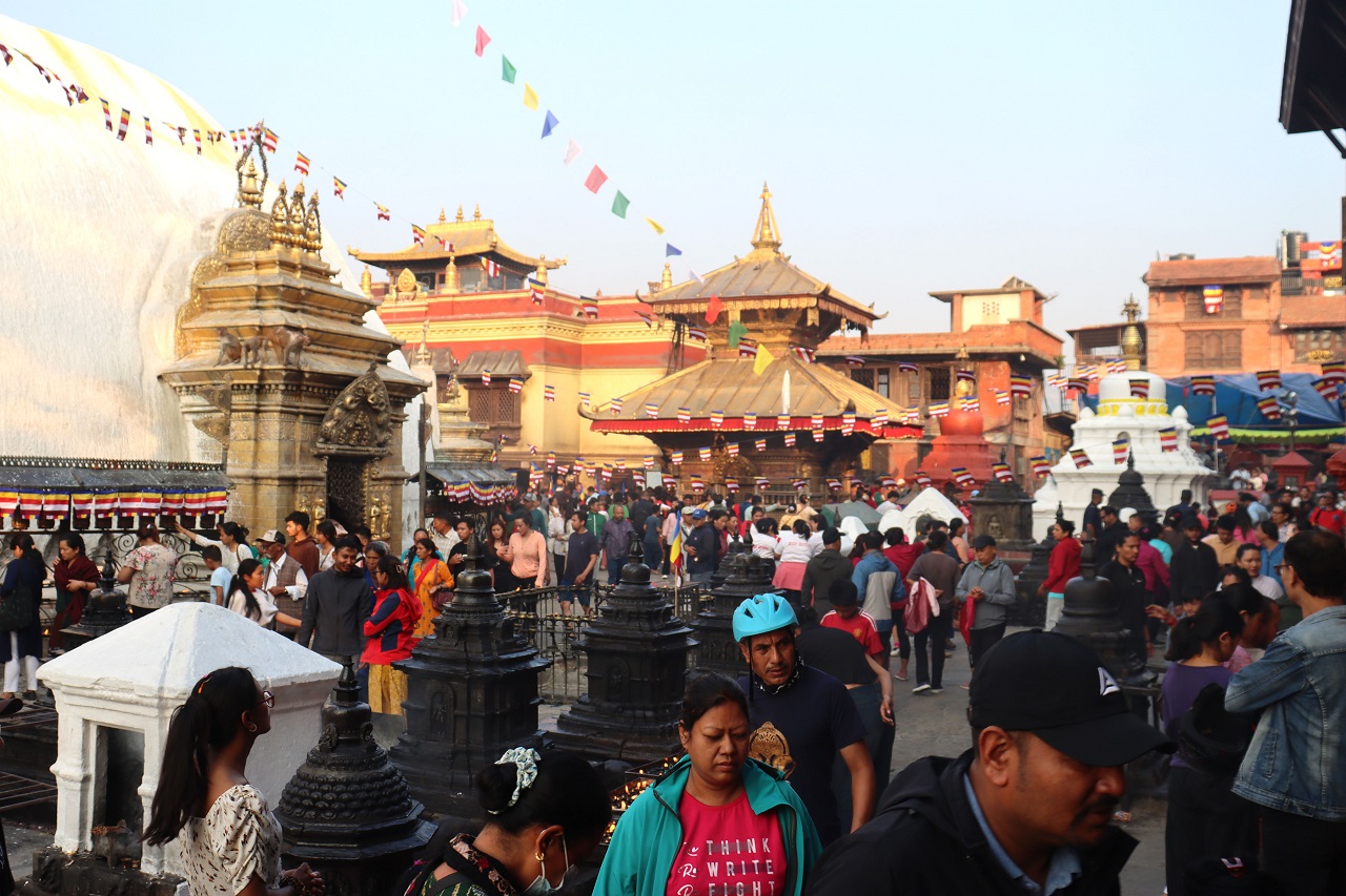 स्वयम्भूनाथ क्षेत्रमा बौद्धमार्गीको घुइँचो, बुद्धको अस्तुधातु दर्शनका लागि राखियो