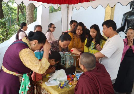 स्वयम्भूनाथ क्षेत्रमा बौद्धमार्गीको घुइँचो, बुद्धको अस्तुधातु दर्शनका लागि राखियो