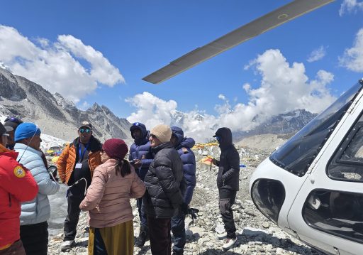 गृहमन्त्री लेखक र पर्यटनमन्त्री पाण्डे सगरमाथा आधार शिविरमा