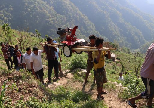 चेपाङ समुदायले गाउँमा पहिलोपटक हाते ट्रयाक्टर पुर्याए, त्यो पनि पालैपालो बाेकेर