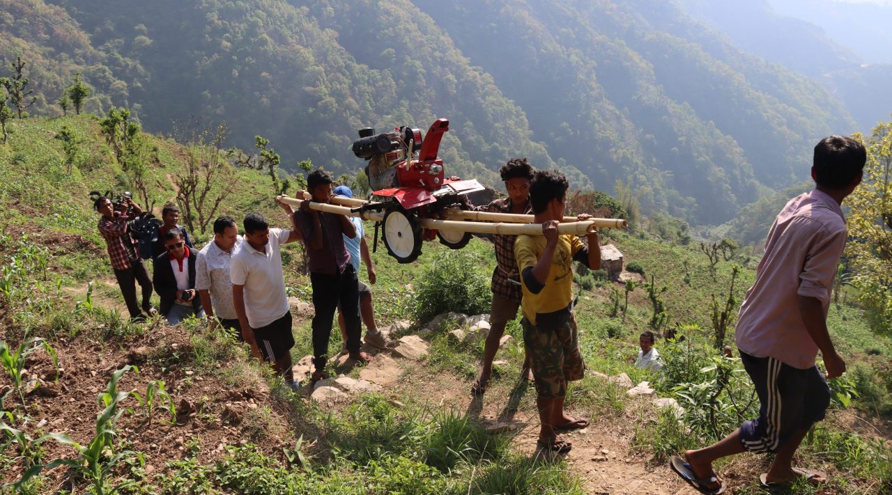 चेपाङ समुदायले गाउँमा पहिलोपटक हाते ट्रयाक्टर पुर्याए, त्यो पनि पालैपालो बाेकेर