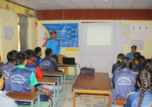 ‘साइबर’ कानुनबारे गाउँका विद्यार्थीलाई पढाउँदै प्रहरी