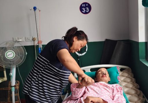 सिन्धुली अस्पतालको ‘बेड नम्बर ३३’, सघाउने कोही छैनन्