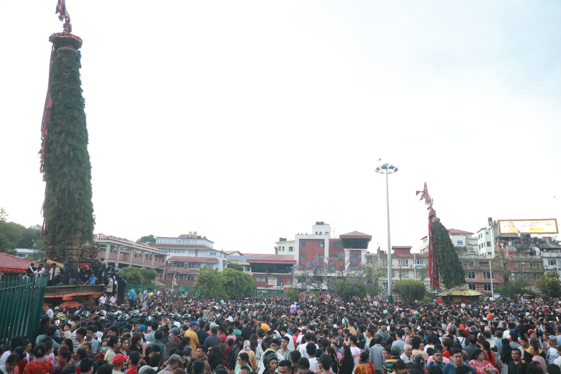 मच्छिन्द्रनाथको रथ जावलाखेल पुर्याइँदै