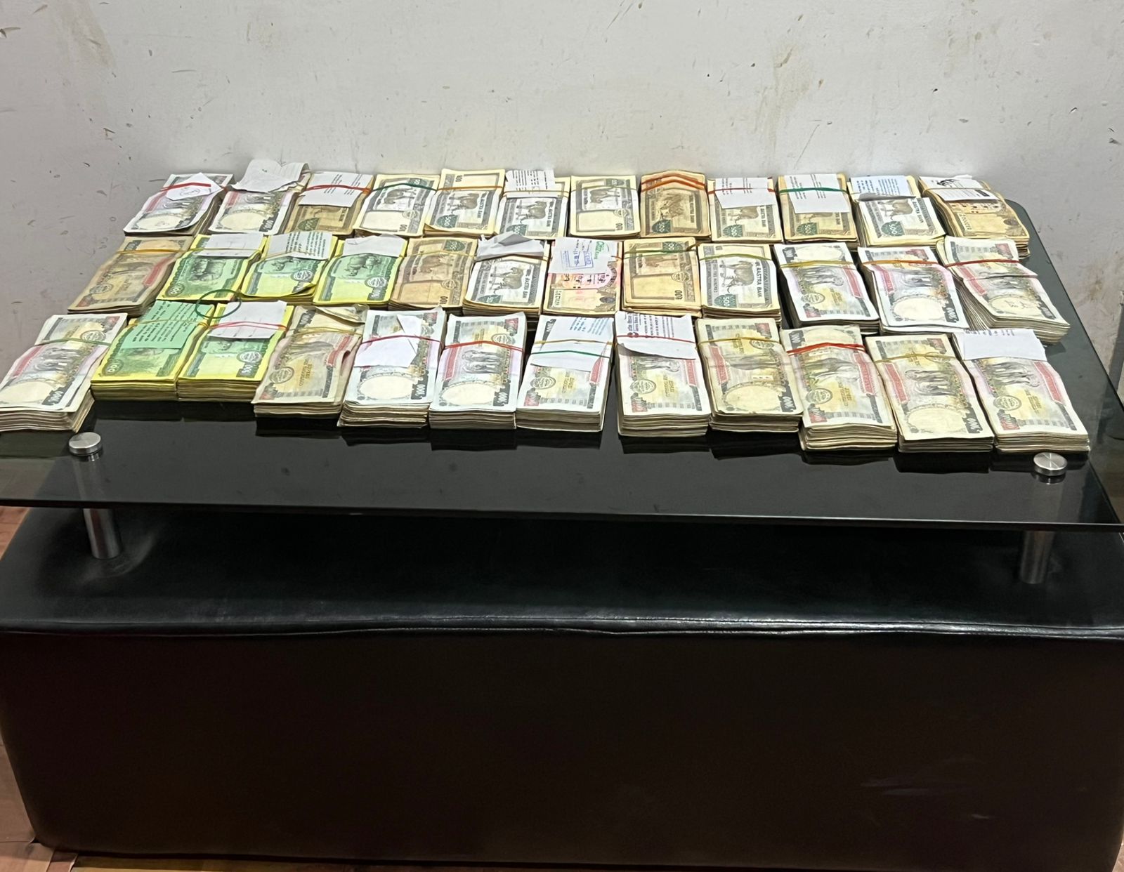 स्रोत नखुलेको २५ लाख रुपियाँसहित दुई पक्राउ