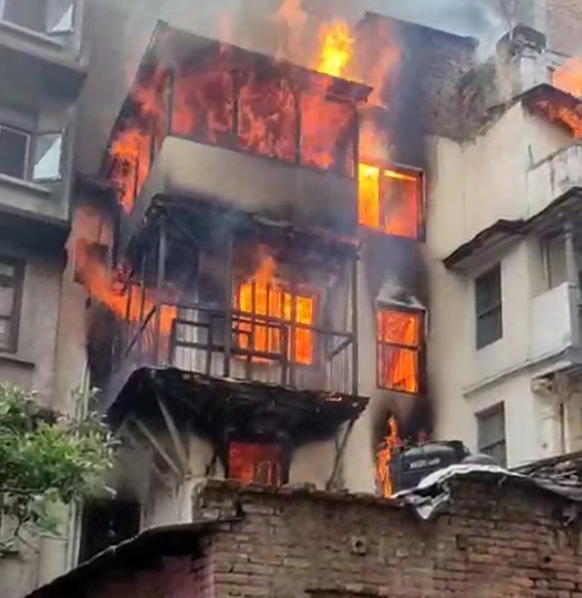 ग्यास चुहिएर काठमाडौं मखनटोलमा आगलागी, एक जनाको मृत्यु