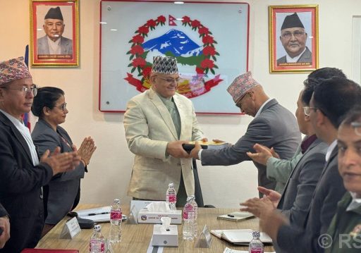 मुख्यमन्त्रीलाई बुझाइयो प्रशासनिक संरचना पुनरावलोकन समितिको प्रतिवेदन