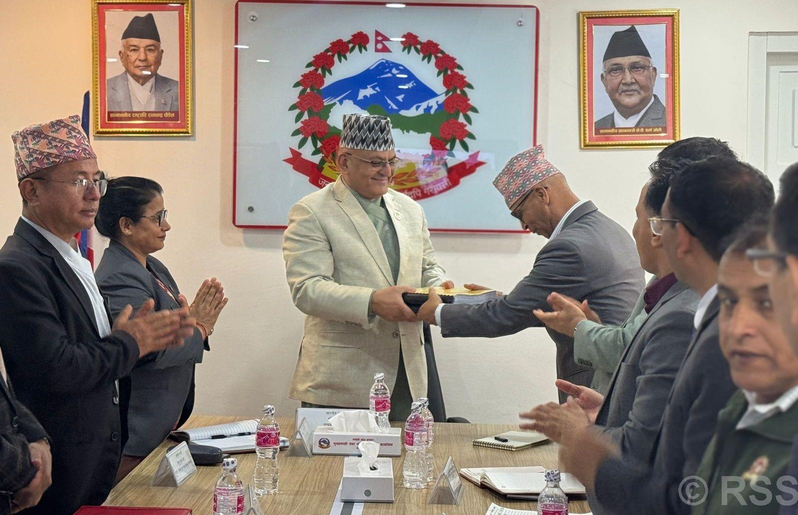 मुख्यमन्त्रीलाई बुझाइयो प्रशासनिक संरचना पुनरावलोकन समितिको प्रतिवेदन