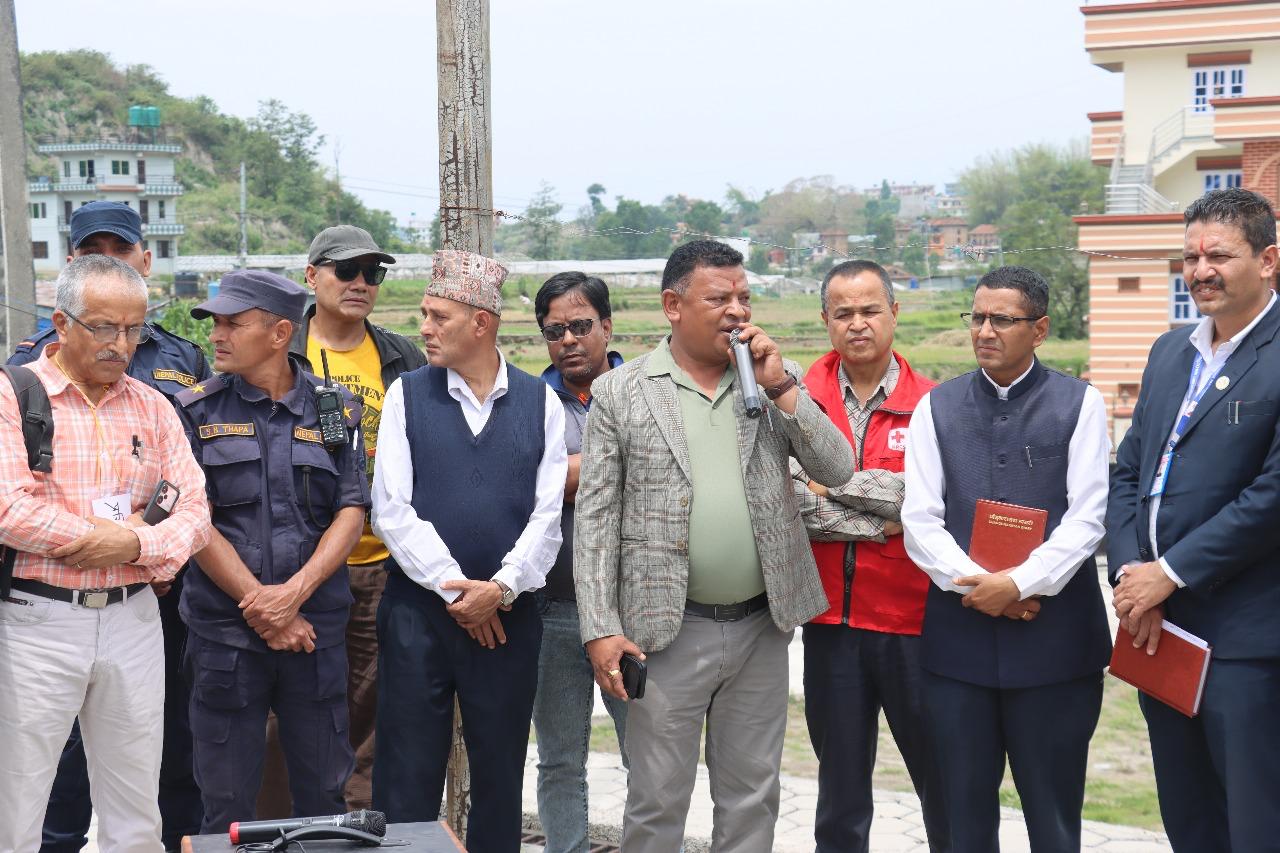 संघ सरकारले ठेक्का लगाएको ११ वर्षसम्म भक्तपुर–नगरकोट सडक स्तरोन्नति नभएपछि नगरपालिका आफैंले गर्दै