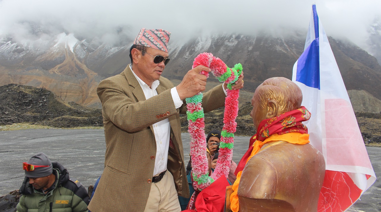 अन्नपूर्ण आधार शिविरमा प्रथम आरोहीको सालिक अनावरण
