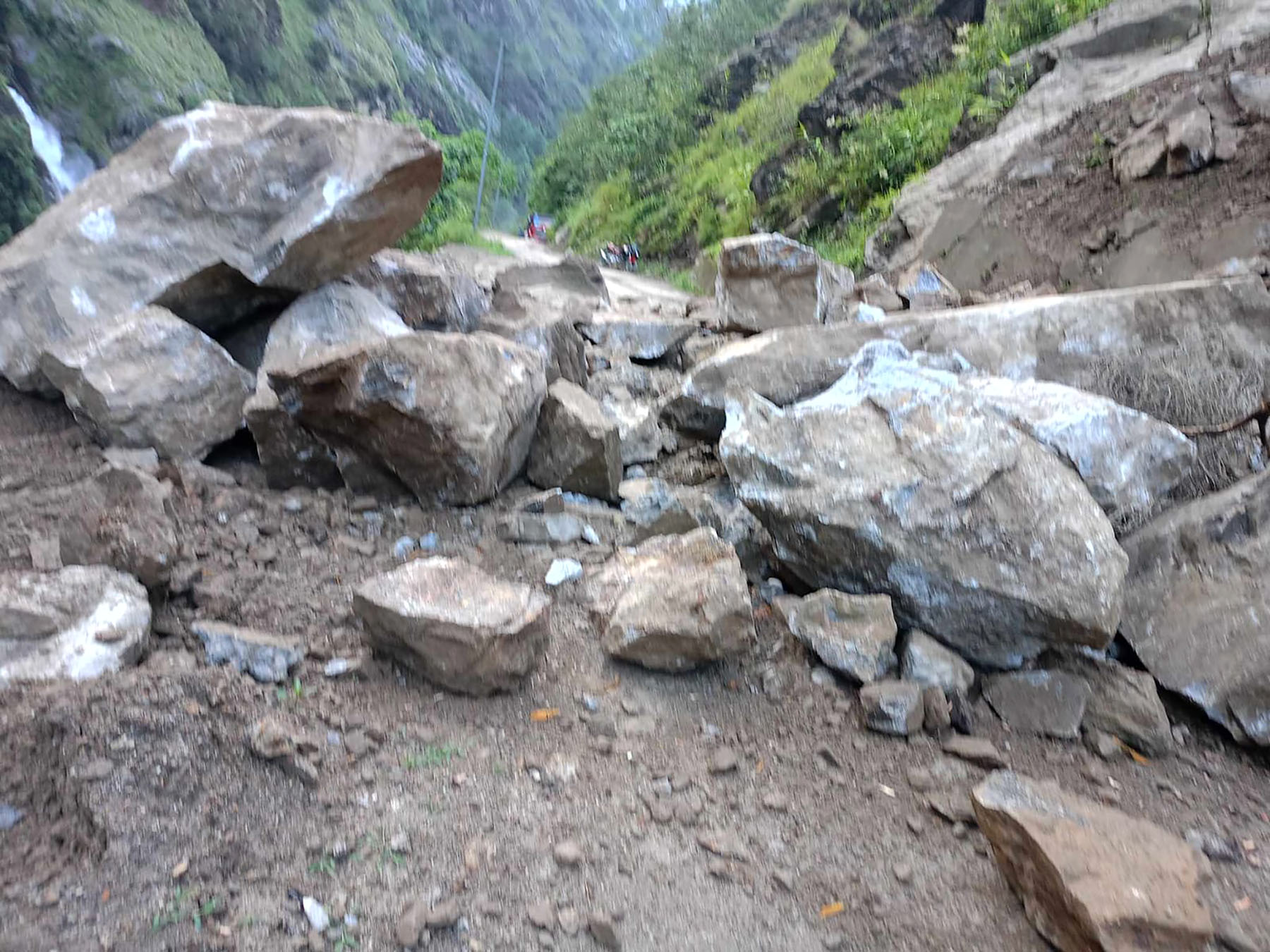 बेँसीसहर–चामे सडक अवरुद्ध