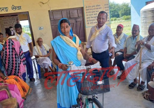 स्वास्थ्य स्वयंसेविकालाई साइकल वितरण