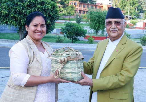 प्रधानमन्त्रीलाई चेपाङ समुदायबाट चिउरी उपहार