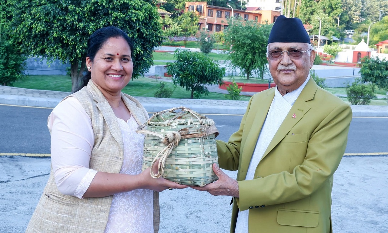 प्रधानमन्त्रीलाई चेपाङ समुदायबाट चिउरी उपहार