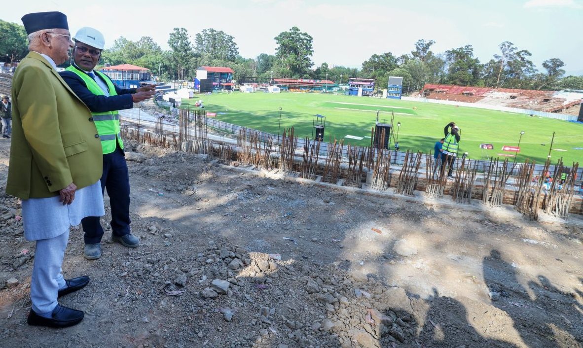 प्रधानमन्त्रीबाट निर्माणाधीन कीर्तिपुर रंगशालाको निरीक्षण