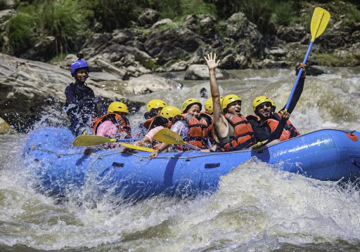 त्रिशूली नदीमा र्‍याफ्टिङकाे मज्जा लिनेहरु बढे, बढ्दाे गर्मीबाट राहत पाउने अवसर