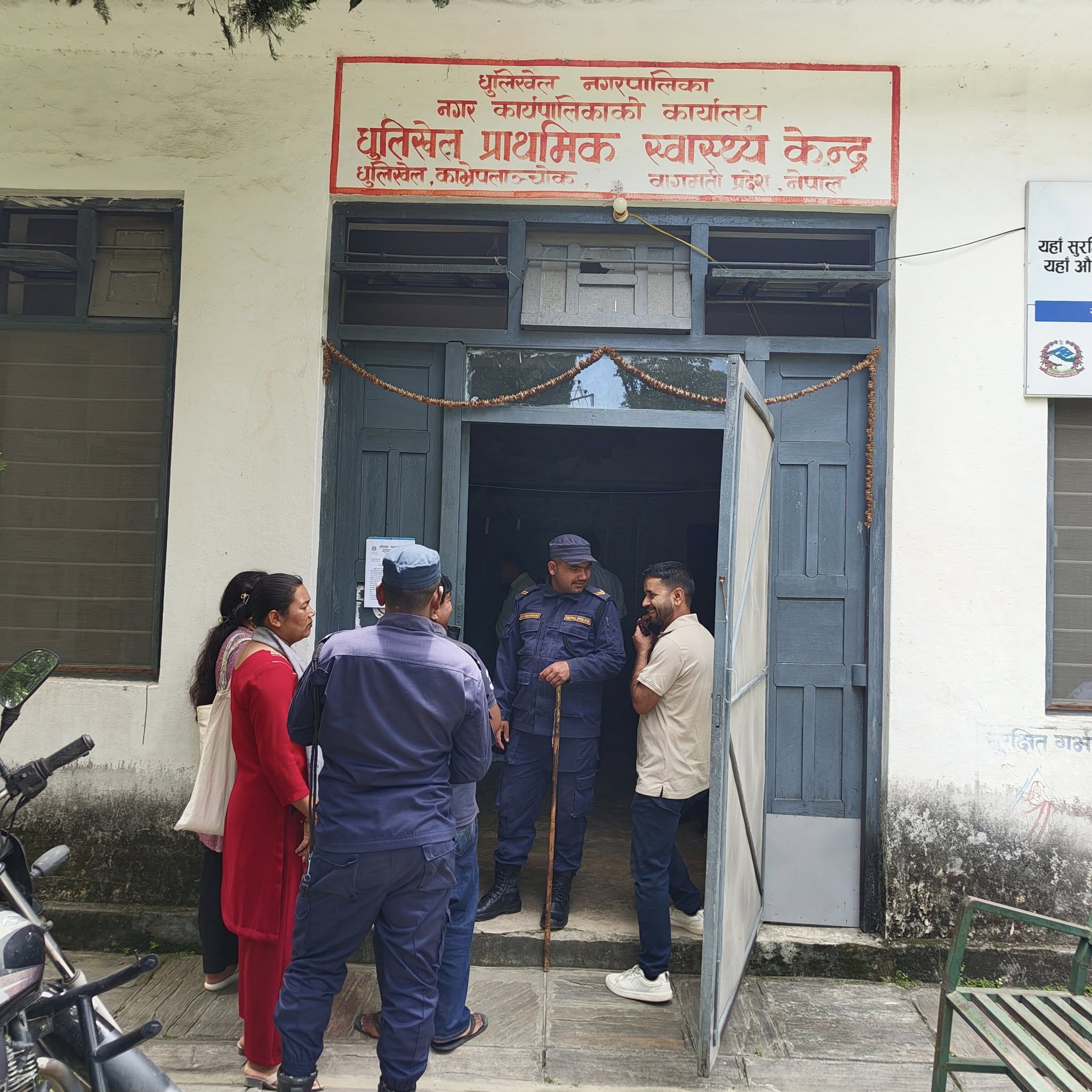 काभ्रेपलाञ्चोकमा पनौतीका दुई स्वास्थ्य केन्द्रले २४२० बिरामी रेफर गर्दा, धुलिखेल र पाँचखालले अटेर गरे