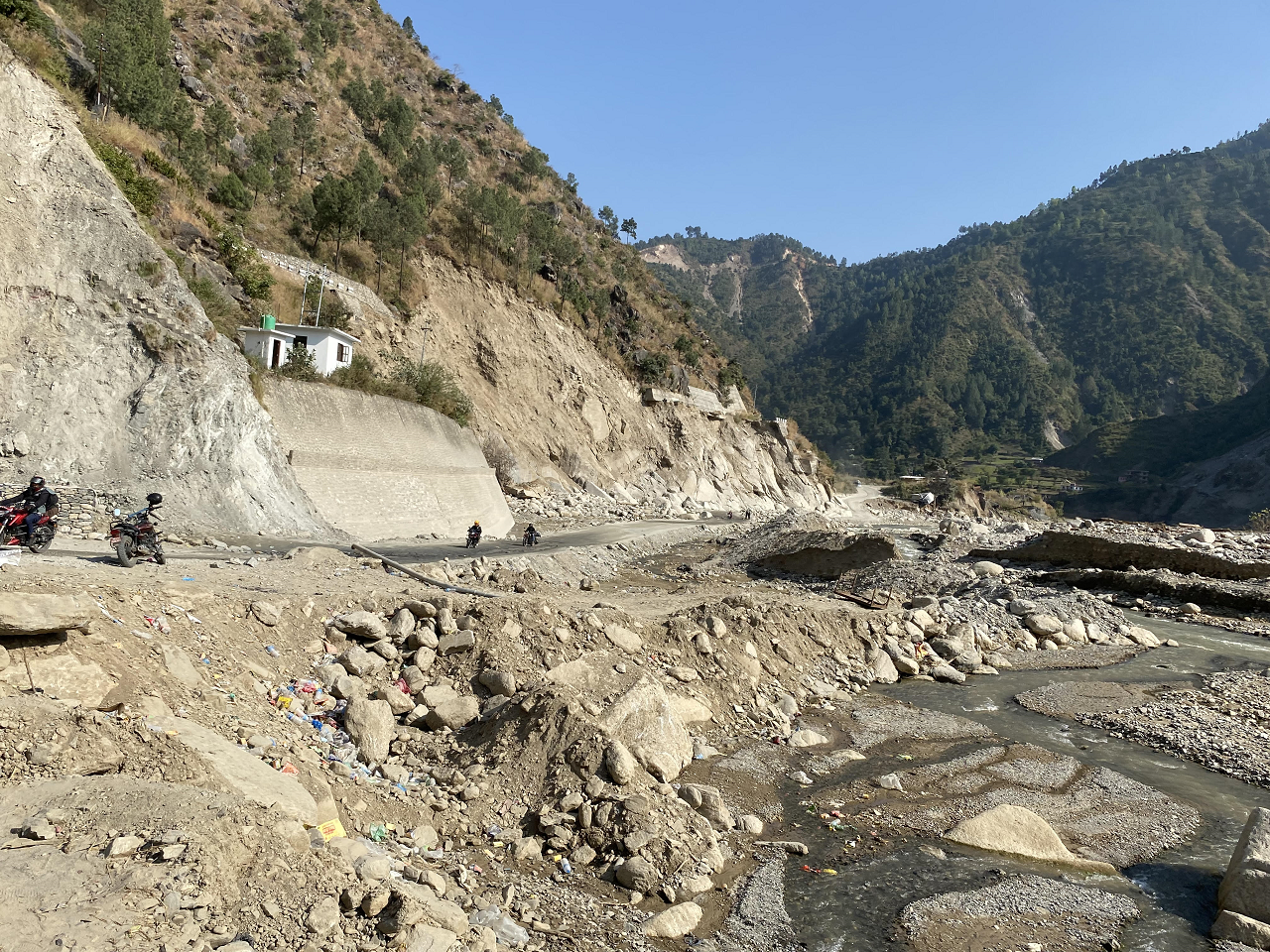 पानी पर्दा हिलाम्मे र घाम लाग्दा धुलाम्मे हुने मुख्य राजमार्ग अरनिको र बिपीः कष्टकर यात्रा गर्न बाध्य