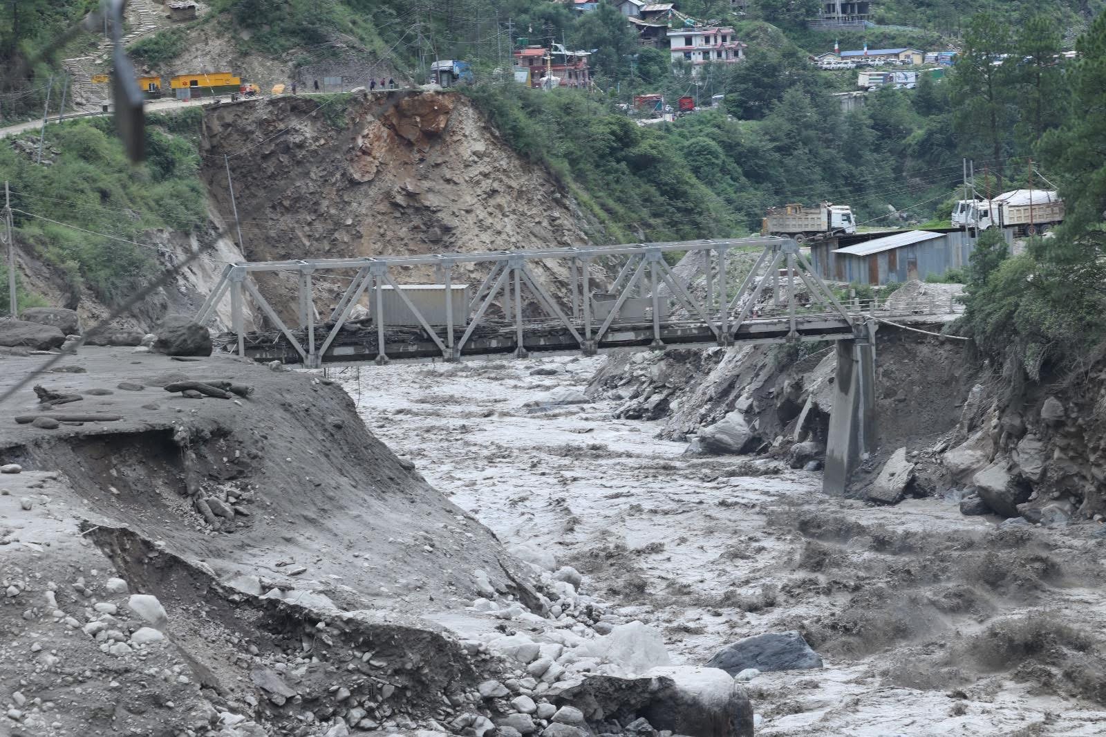 बागलुङमा बाढीले विद्युत् आयोजनाको पावर हाउस बगायो