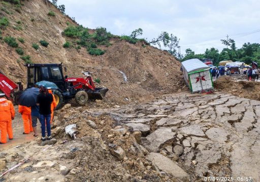 बाढीपहिरोले प्रमुख दश राजमार्ग पूर्ण रूपमा अवरुद्ध