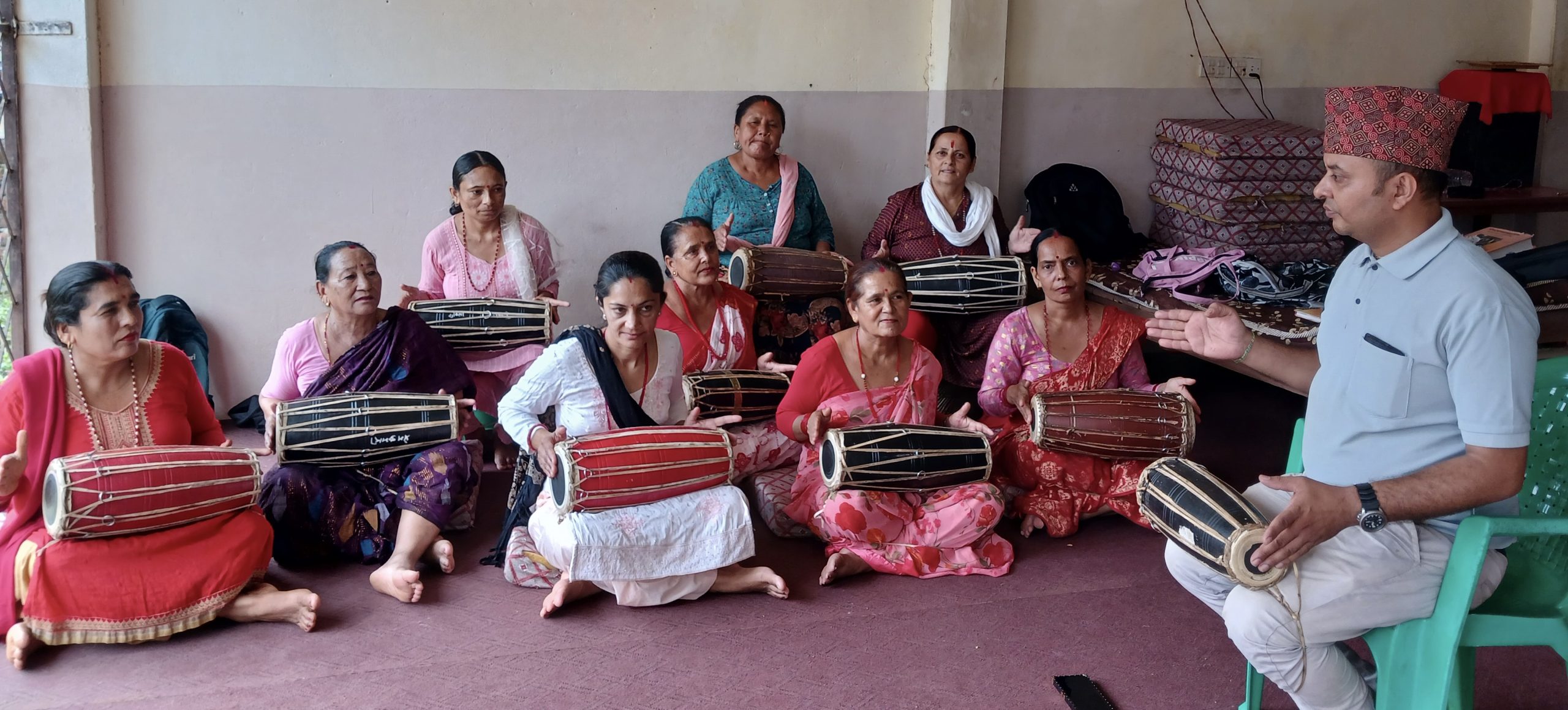 आफैँ खर्च जुटाएर बाद्यवादन सिक्दै रामपुरका महिला