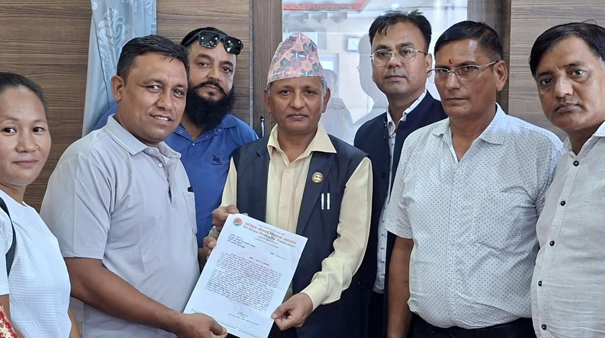 वार्षिक प्रगति समीक्षास्थलमा नै किसानले बुझाए कृषिमन्त्रीलाई ज्ञापनपत्र