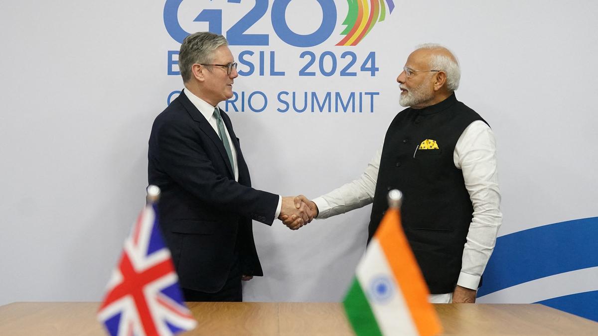 भारतीय प्रधानमन्त्री मोदीले बेलायत र माल्दिभ्सको भ्रमण गर्दै