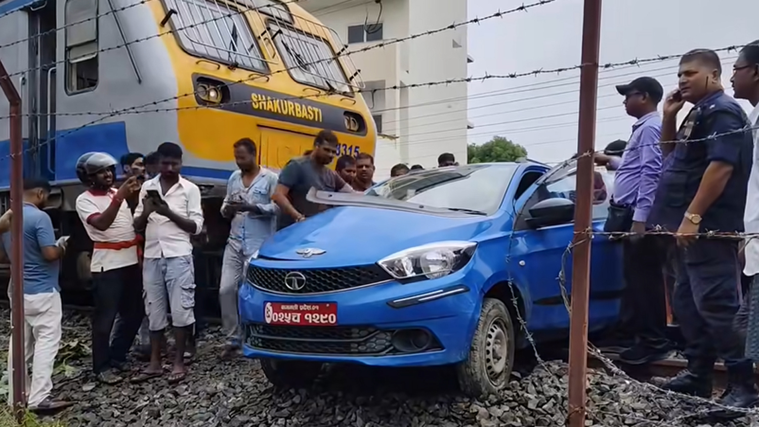 जनकपुरमा रेल र कार ठोक्किए