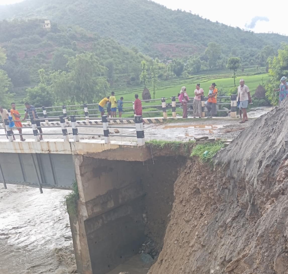 भटौली खोलामा बाढीः पक्की पुलमा क्षति, सवारी आवगमन बन्द