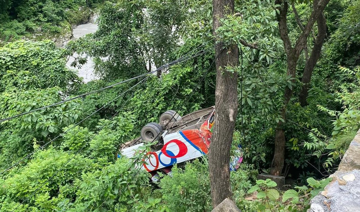 पृथ्वीराजमार्गको ऐनापहरामा बस दुर्घटना