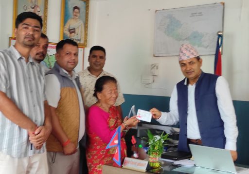 गाउँपालिका अध्यक्ष संरक्षक बनेर नागरिकता प्रदान