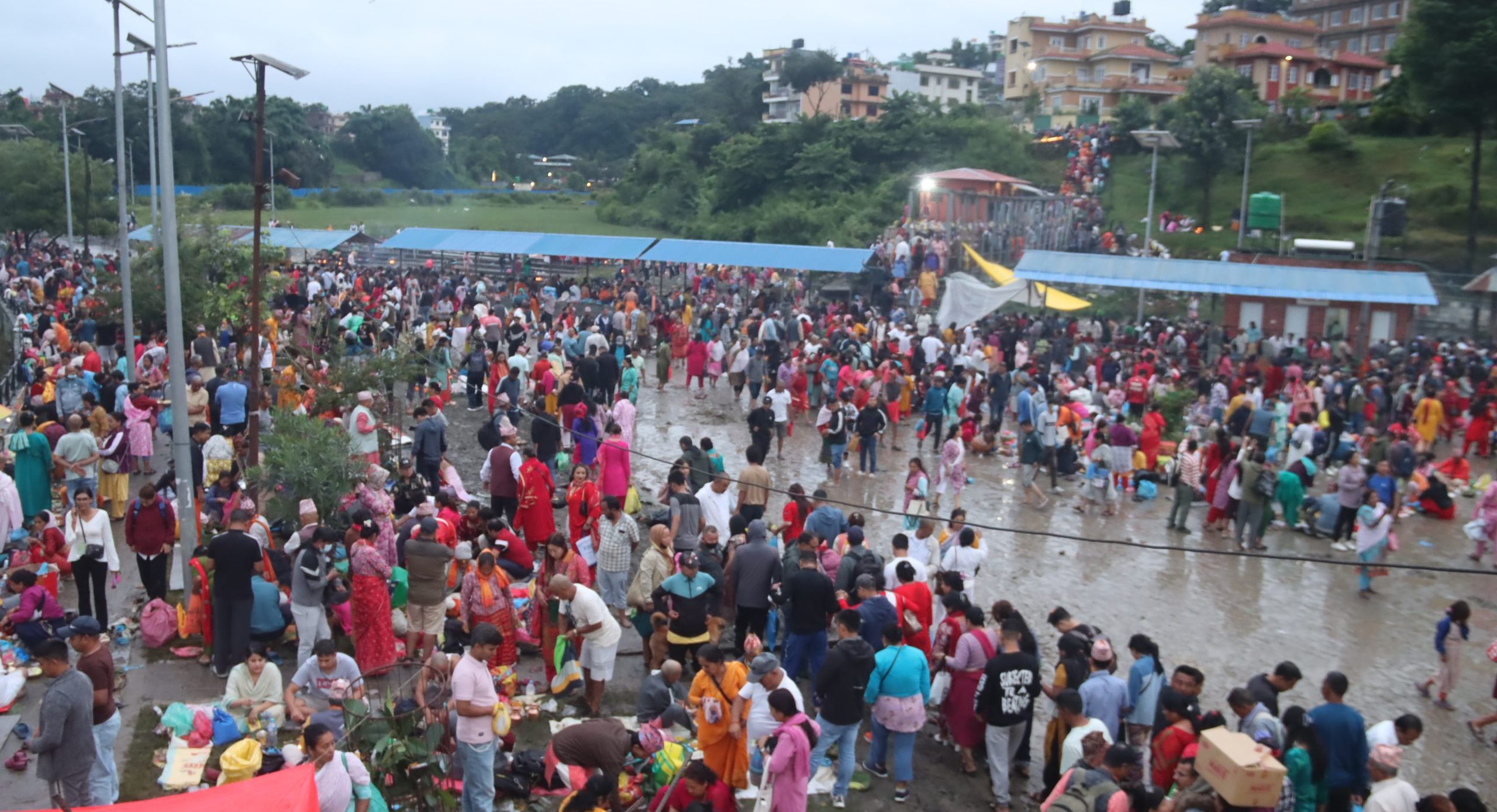 भाद्रकृष्ण औँसी : पितृप्रति श्रद्धा प्रकट गर्न बिहानैदेखि गोकर्णेश्वरमा हजारौँ भक्तजन