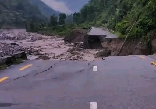 कोशी राजमार्गको हुङ्गुङ खण्डमा ठूलो पहिरो, तीन दिनदेखि आवागमन पूर्ण रूपमा ठप्प