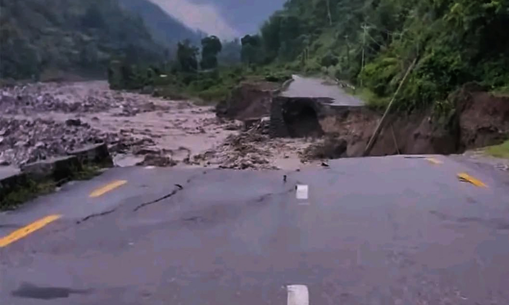 कोशी राजमार्गको हुङ्गुङ खण्डमा ठूलो पहिरो, तीन दिनदेखि आवागमन पूर्ण रूपमा ठप्प